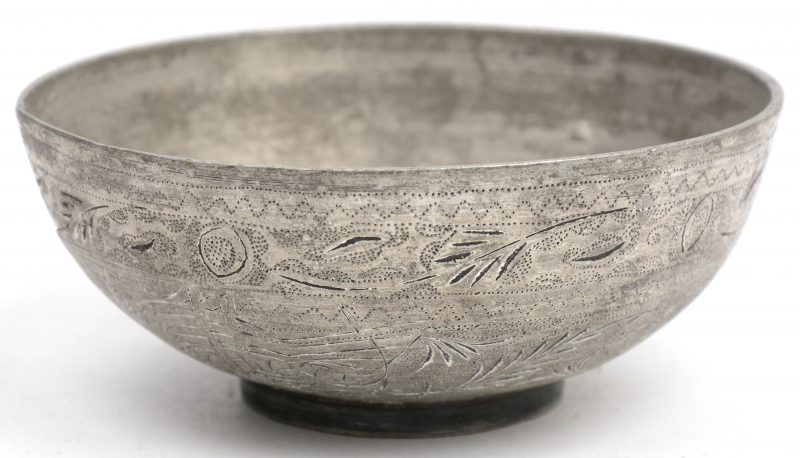 Kleine metalen bowl met gegraveerd decor. Grensgebied Afghanistan/Tadzjikistan. Onderaan gemerkt. Kleine barst.