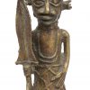 Drie bronzen beeldjes, waarbij twee miniatuur op houten voetstukje en een groter beeldje van een krijger. Benin.