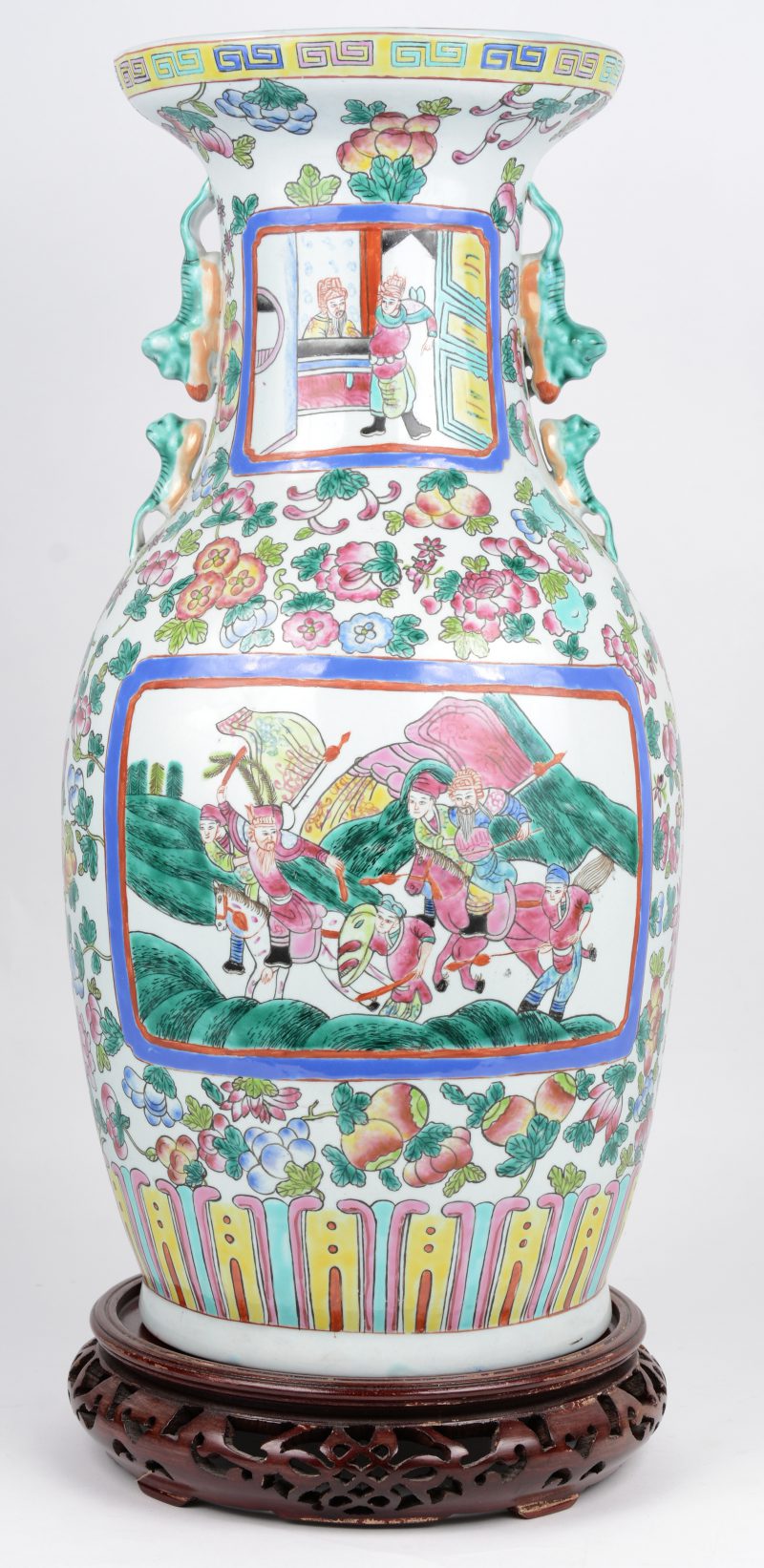 Een Chinees porseleinen balustervaas met een houten sokkeltje, famille rose decor. Onderaan gemerkt.