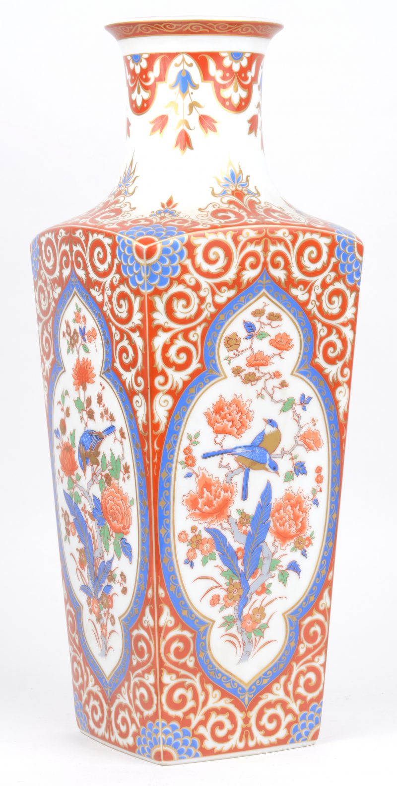 Een vierkante porseleinen vaas met Chinees decor. Onderaan gemerkt. Op houten sokkel.