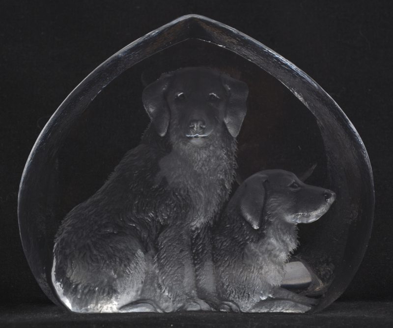 Een kleurloos kristallen sierstuk met geslepen decor van twee honden. Gemerkt en in origineel doosje.