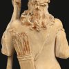“Apollo met zon en boog” en “Mercurius met appel en staf”. Een paar antieke ivoren beeldjes. Europees werk, op sokkeltjes van gedraaid ebbenhout en ivoor, XIXde eeuw. Kleine letsels en herstellingen aan een been en een voet.
