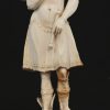 “Apollo met zon en boog” en “Mercurius met appel en staf”. Een paar antieke ivoren beeldjes. Europees werk, op sokkeltjes van gedraaid ebbenhout en ivoor, XIXde eeuw. Kleine letsels en herstellingen aan een been en een voet.