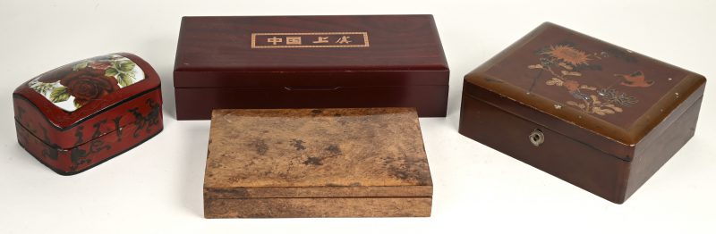 Een lot van vier verschillende houten doosjes, waarbij één met bamboehouten scroll.