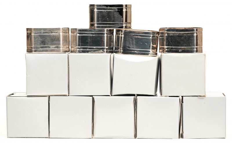 Een lot van veertien verzilverd metalen servetringen, waarbij een groot deel in originele doosjes.