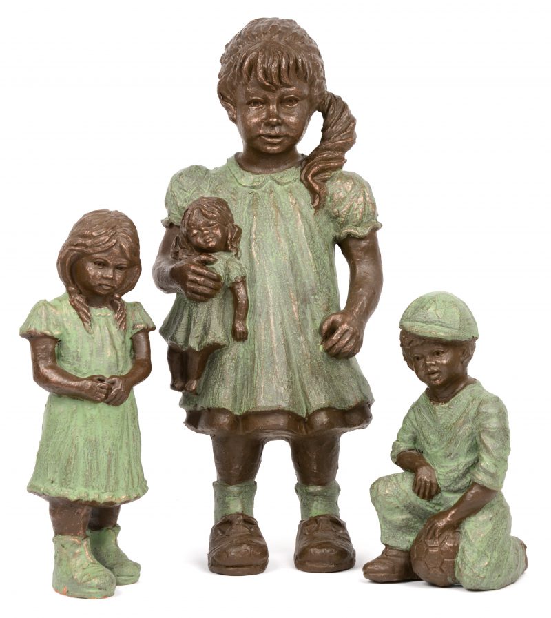 “Meisje met pop”, “voetballertje” en “meisje”. Drie aardewerken beeldjes. Gemerkt.