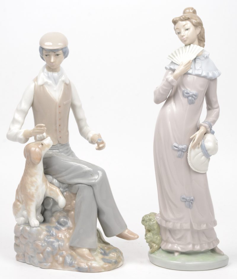 “Man met hond” & Vrou met waaier”. Twee beeldjes van meerkleurig porselein. Resp. gemerkt Casades en Nao.