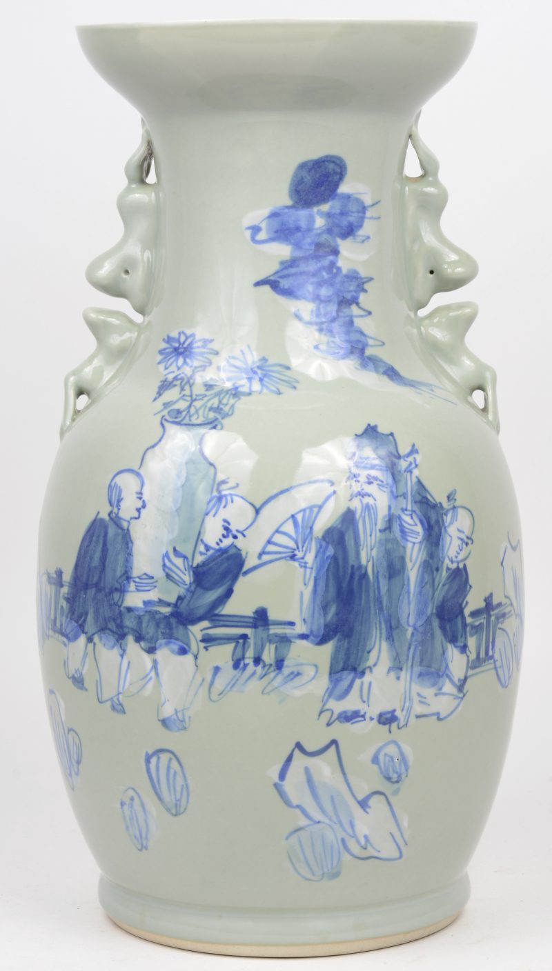 Een kleine balustervaas van Chinees porselein met blauw-wit decor van personages.