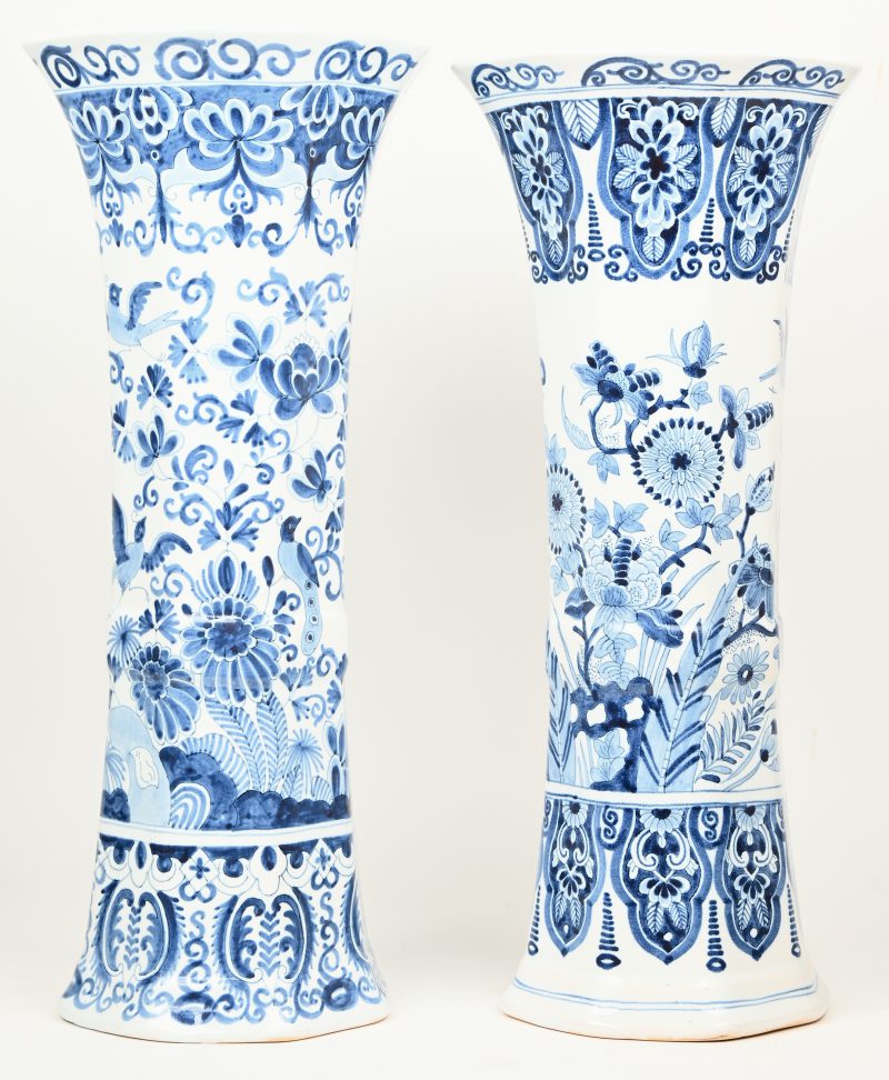 Een paar grote hoornvazen van blauw en wit aardewerk naar Delfts voorbeeld. Onderaan gemerkt en genummerd.