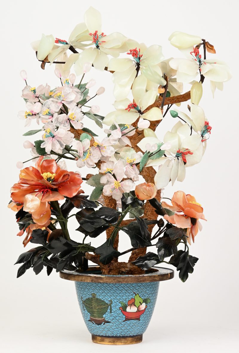 Een bloempot van cloisonné met bloemen van diverse soorten pietra dura. Chinees werk.