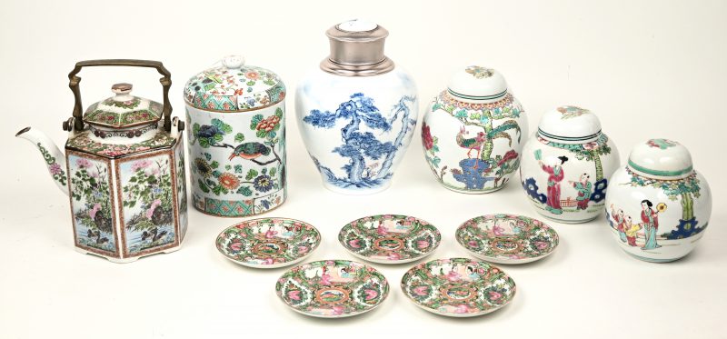 Een gevarieerd lot Chinees porselein, bestaande uit drie kleine gemberpotjes, een vaas met blauw op wit decor van bomen, een zeshoekige theepot, vijf Canton bordjes en een cilindervormig dekselpotje.