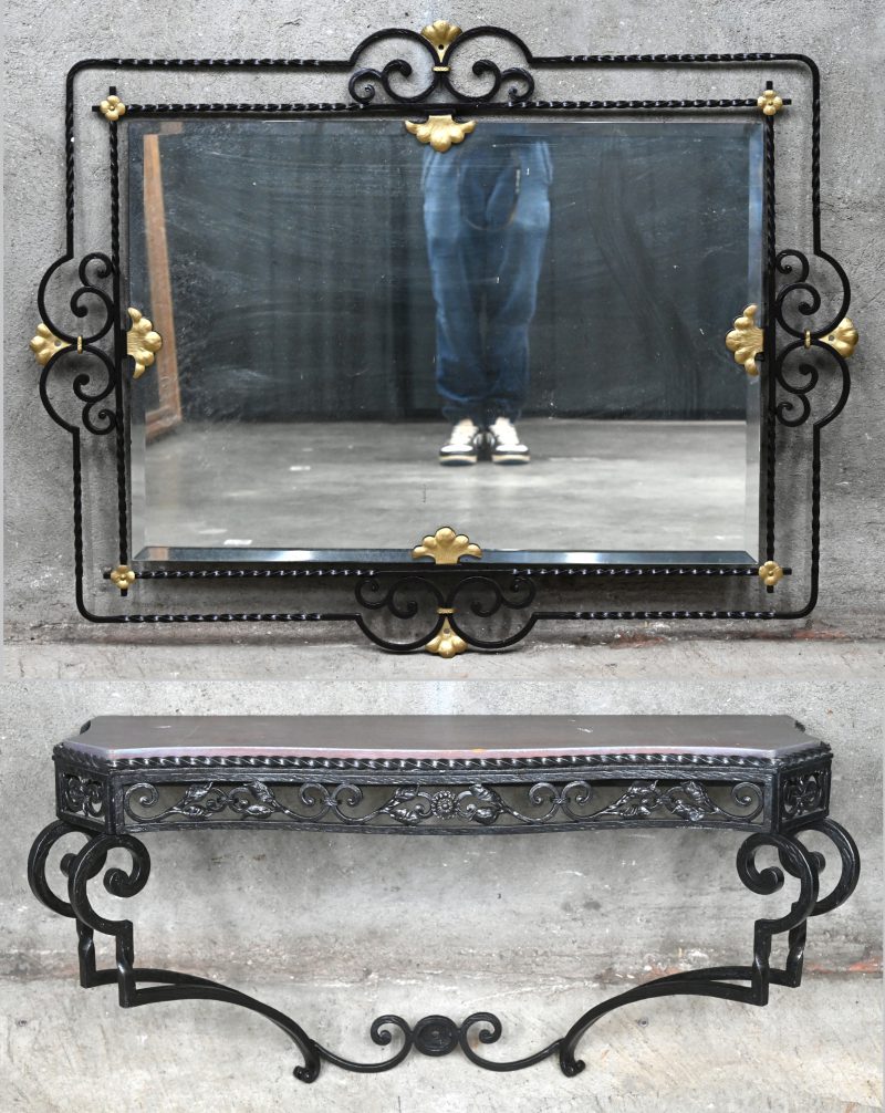 Een smeedijzeren console met bijpassende spiegel, versierd met bladermotiefjes.
