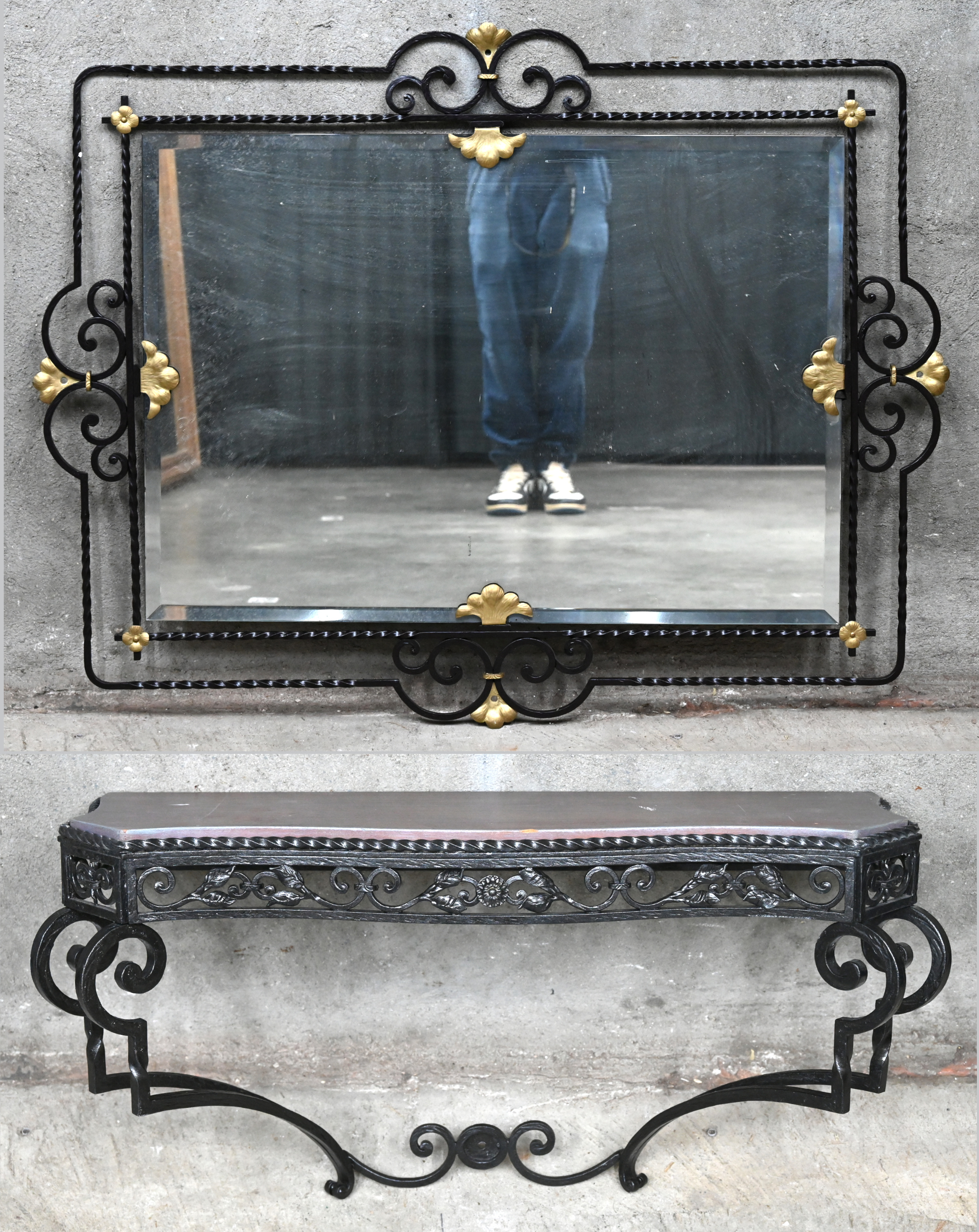 Een smeedijzeren console bijpassende spiegel, versierd met bladermotiefjes. – Jordaens Veilinghuis