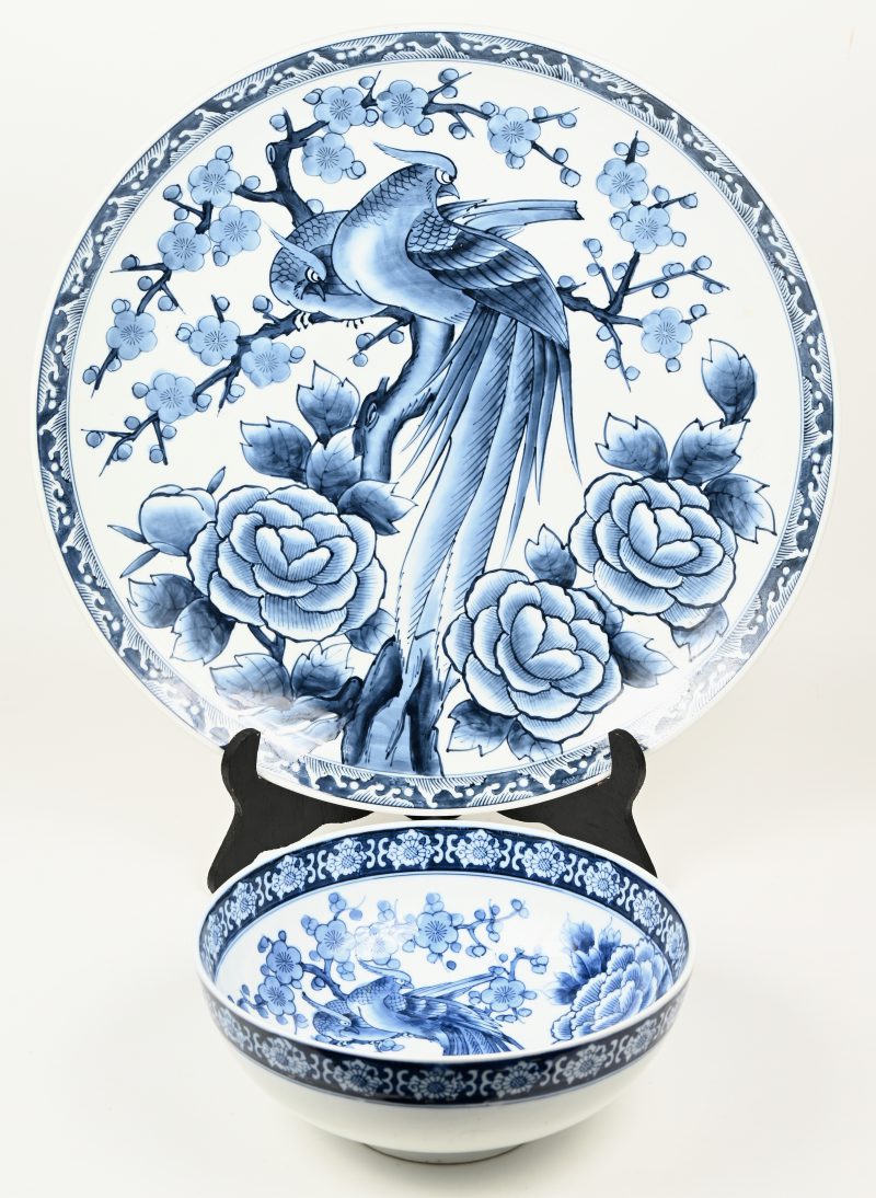 Een grote sierschotel en een kom van Chinees porselein met een blauw-wit decor van goudfazanten en pioenen.