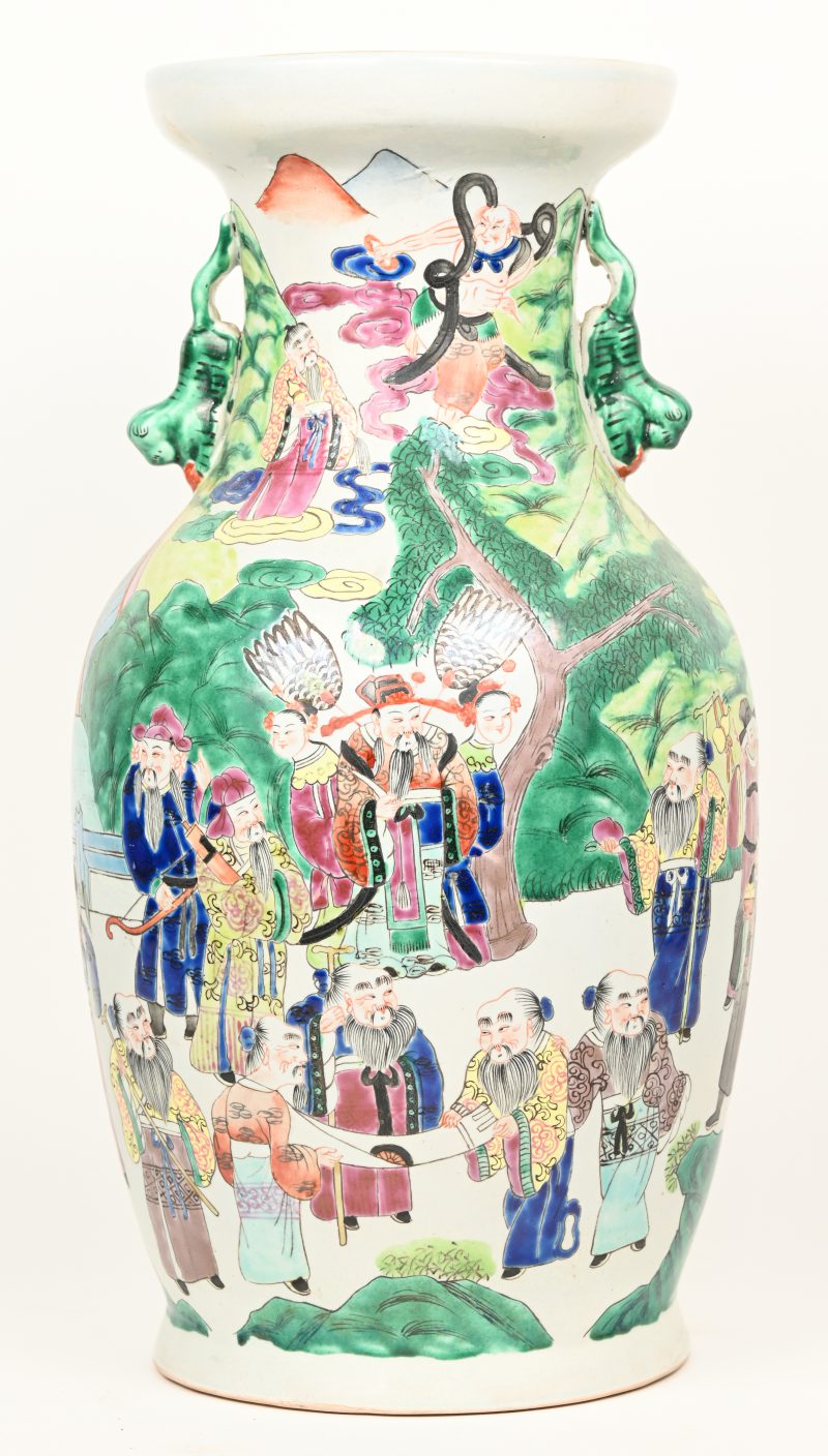 Een balustervaas van Chinees porselein met een meerkleurig decor van de Keizerlijke hofhouding in een tuin.