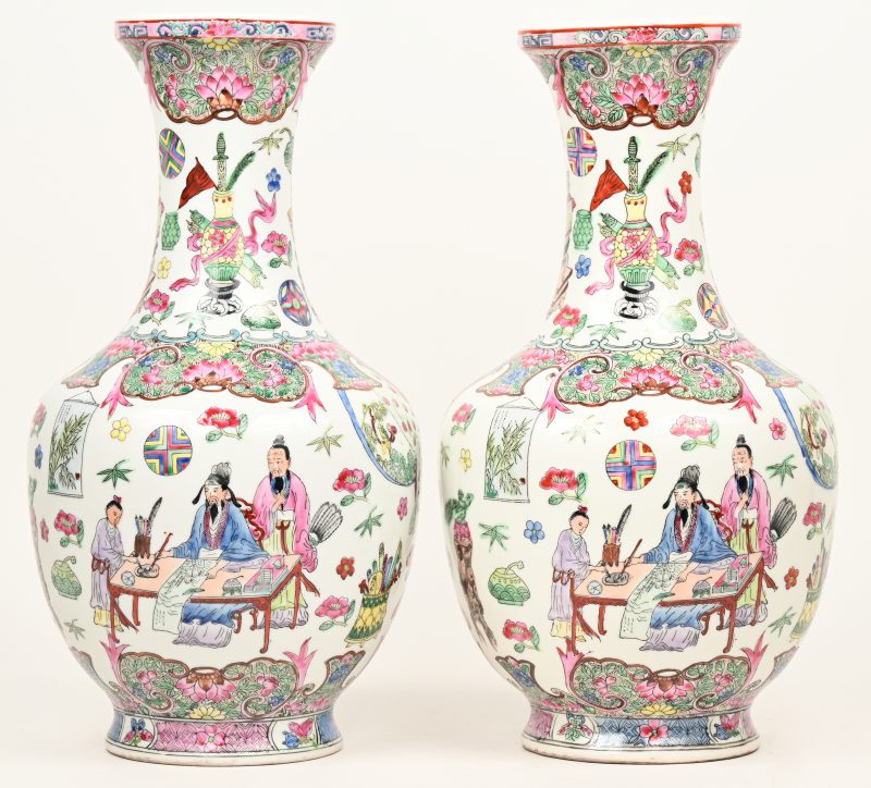 Twee vazen van Chinees porselein met meerkleurig decor.