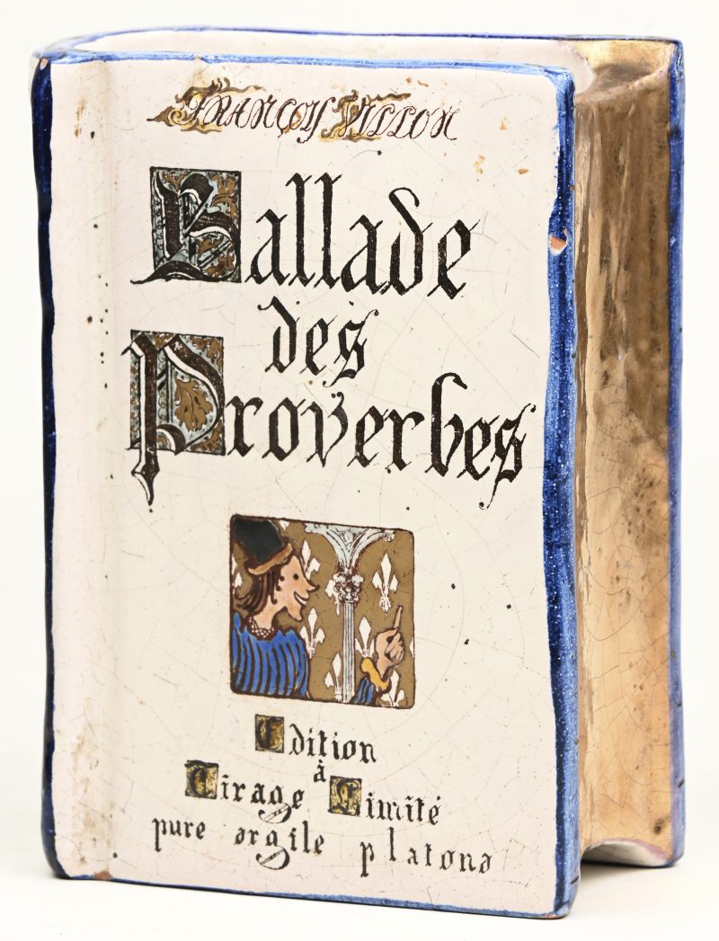 Een aardewerken boekvormige vaas. Als decor de meerkleurige kaft van “Ballade des Proverbes” door François Villon. Decor door Nicolas Constantin Argyriades. Parijs, periode 1910 - 1960. Onderaan gemerkt.