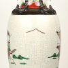 Een balustervaas van Nanking-aardewerk.