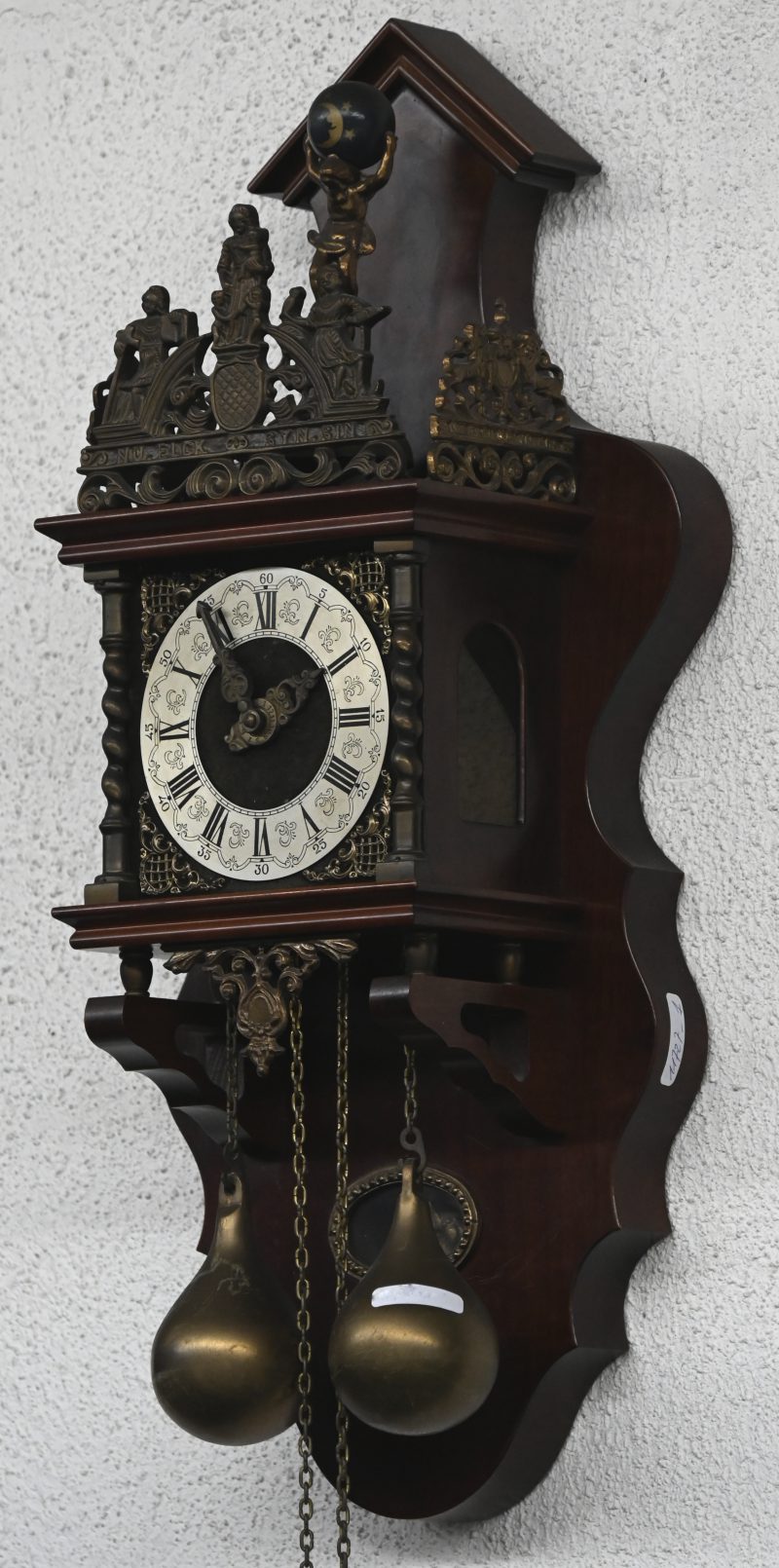 Een fraai versierde Zaanse klok. Compleet met gewichten.