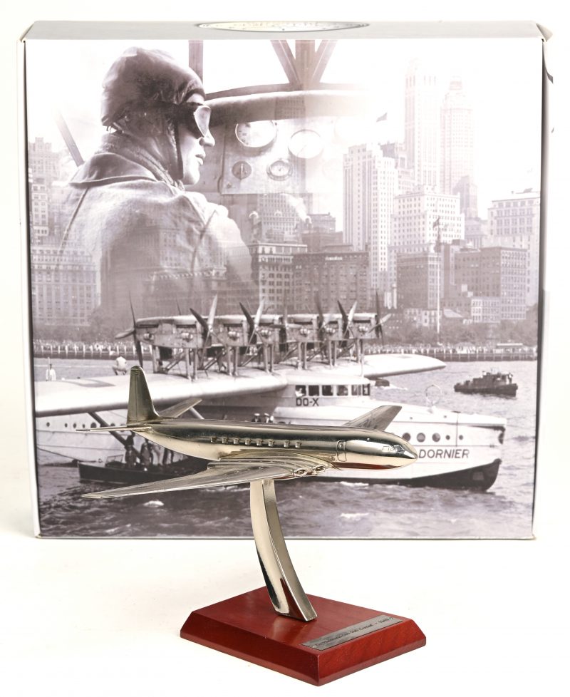 “De Havilland DH-106 ‘Comet’ - 1949”. Een verzilverd metalen schaalmodel op houten voetje. Schaal 1/200. In origineel doosje. Uit de reeks “Silver Classics”.