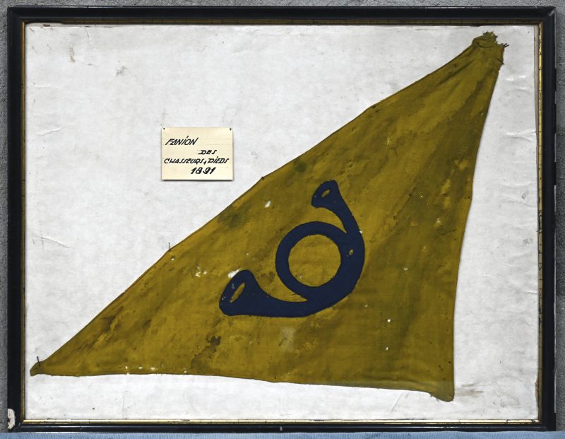 Een ingekaderd vaandel van de Belgische jagers te voet. 1891.