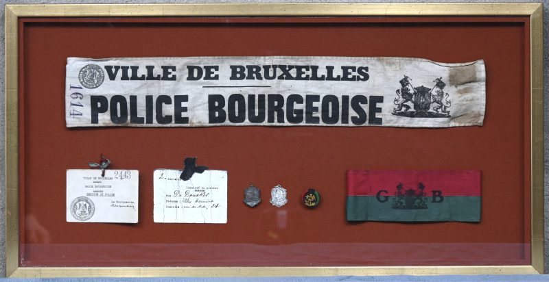 Een kader met twee banden en twee penningen van de Brusselse burgerwacht. Periode Eerste Wereldoorlog.