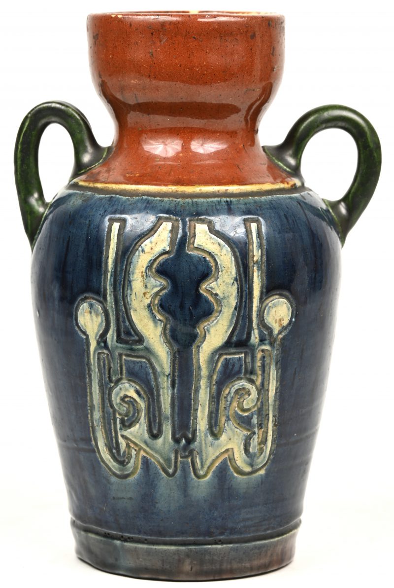 Een vaas van Belgisch aardewerk met meerkleurig glazuur en reliëfdecor. Zeer lichte randschade bovenaan.