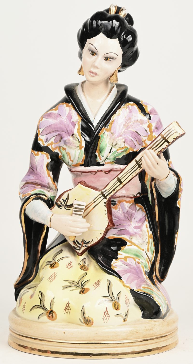 Een geisha met shamisen van meerkleurig aardewerk. Haarscheur in de basis.