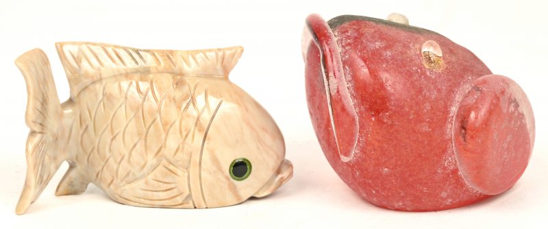 Een vis van gesculpteerd speksteen en een diertje van gekleurd Italiaans glas.