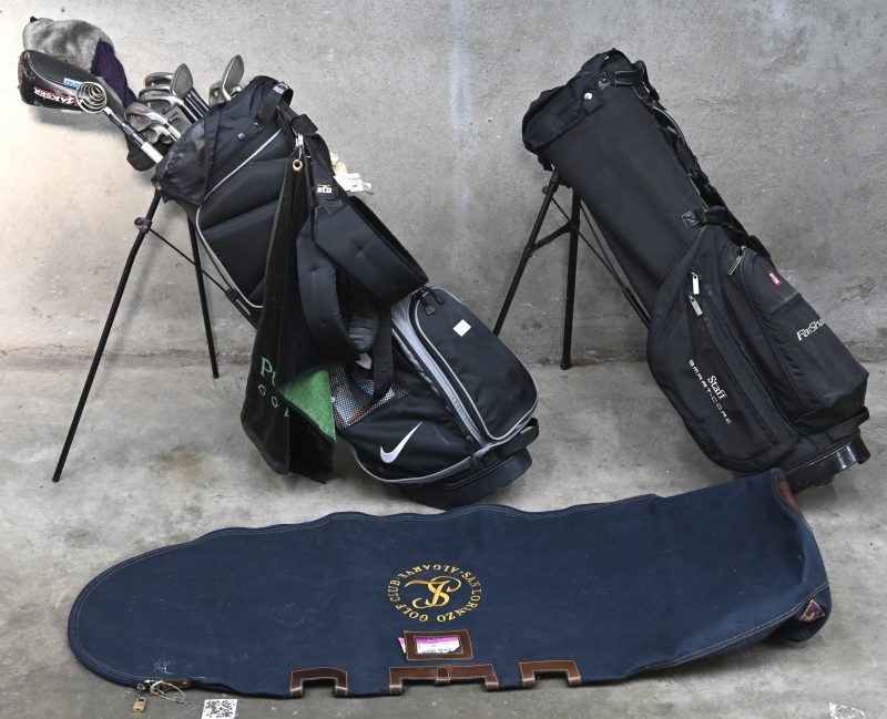 Een golfset met 14 clubs, ballen, tees, golfschoenen en handschoenen. Met twee golftassen, waarbij één van Wilson en één van Nike.