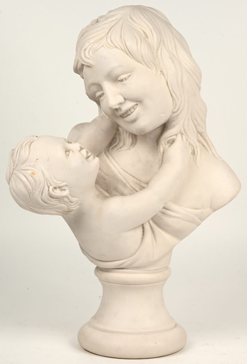 “Moeder met kind”. Een buste van gegoten composiet.