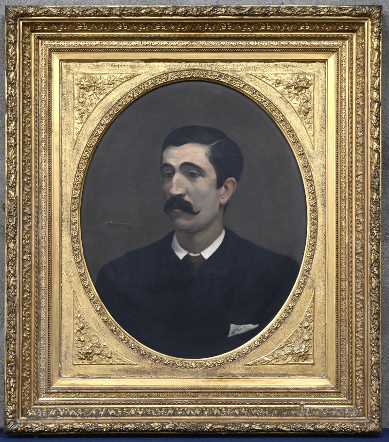 “Herenportret omstreeks 1900 in fraai uitgewerkte kader. Bijgevoegd gehandtekende foto.