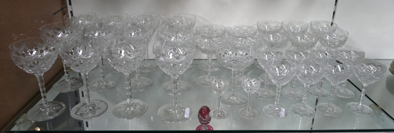 Een geslepen kleurloos kristallen glazenservies, bestaande uit 12 waterglazen, 6 rodewijnglazen, 8 wittewijnglazen, 5 champagnecoupes en 2 aperitiefglazen. Eerste deel XXe eeuw.