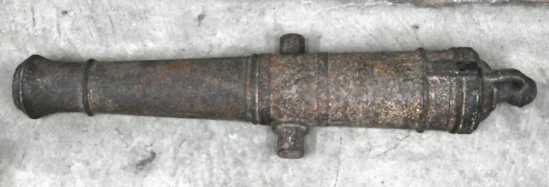 Een klein, vermoedelijk XIXe eeuws kanon.