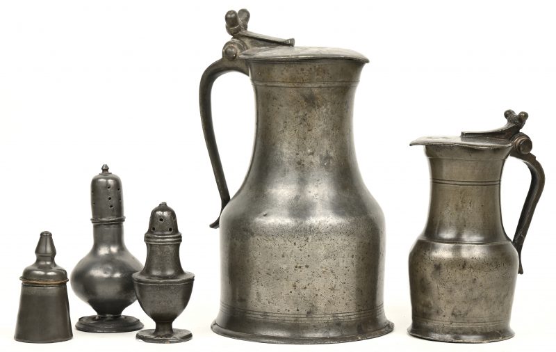 Een grote en een kleine klepkan, een zoutvaatje, een pepervaatje en een zalfpotje. Tin uit de negentiende eeuw.