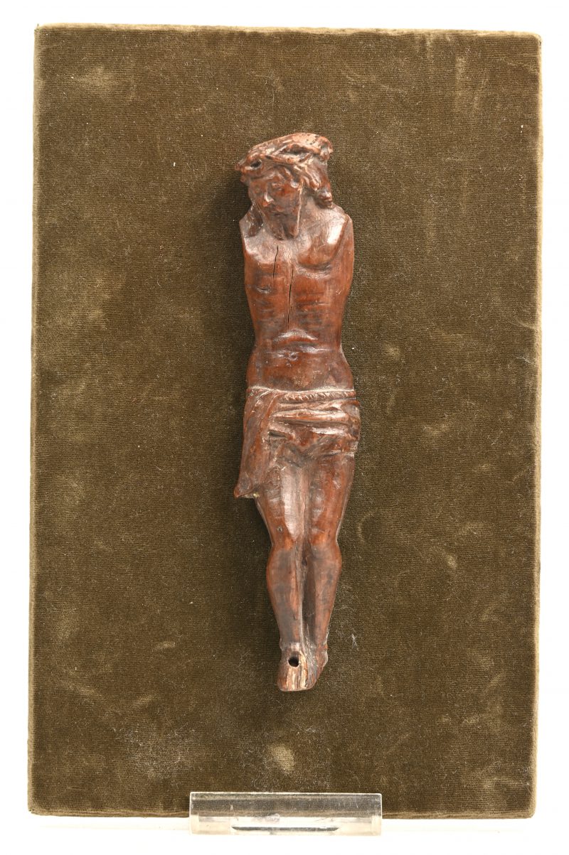 Een kleine corpus christi van gebeeldhouwd notenhout. Armen manco. Vlaanderen, XVIde eeuw.