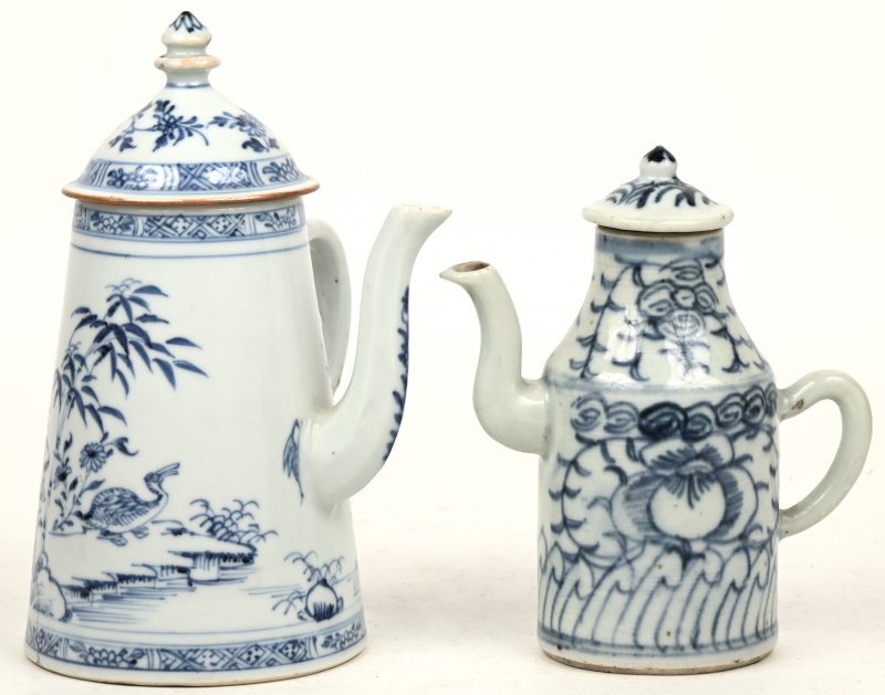Twee theekannetjes van blauw en wit Chinees porselein, het éne met een decor van vogels, bloemen en bamboe, tijdperk Kienlung (haarscheur onderaan), het andere met perziken, XIXde eeuw.