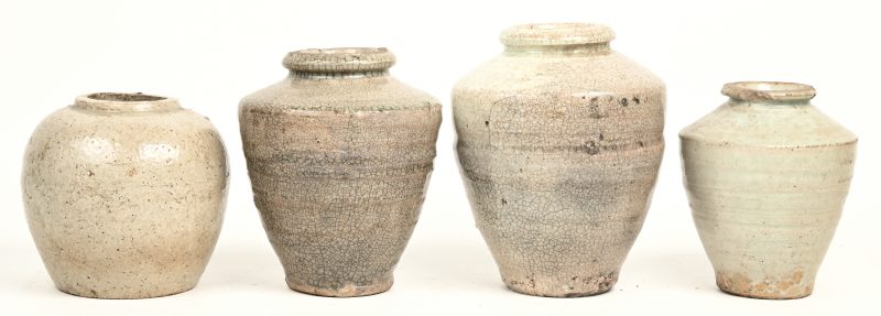 Vier antieke Chinese vazen van grijs geglazuurd steengoed. Kleine beschadigingen en randslijtage.