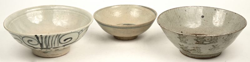 Drie diverse antieke aardewerken bowls van verschillende grootte, sober versierd in grijsblauw. Chinees-Oost-Aziatische productie.