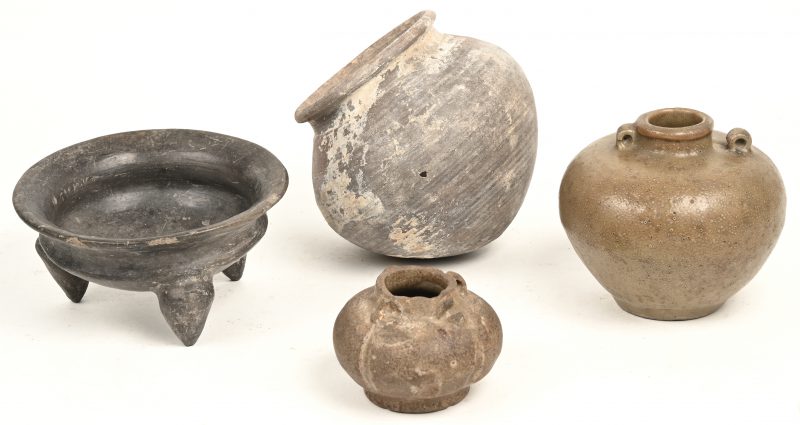 Vier stuks antiek steengoed, met twee vaasjes met oren, een voorraadpotje en een schaaltje met drie poten.