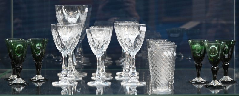 Een lot glazen met zes borrelglaasjes op voet van groen glas, 9 glazen van diverse afmetingen met geslepen art nouveau motief en vijf bekertjes met getorst motief.
