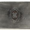 Een rechthoekige sigarettendoos van geguillocheerd zilver met een centraal monogram. Dubbele scharnieren, enige slijtage. Keuren van Birmingham, datumletter g voor 1881, makersmerk Colen Hewer Cheshire.