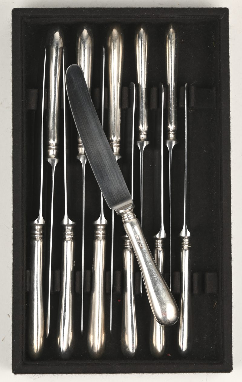 Een set van zes grote en zes kleine messen met massief zilveren heften. Keuren van Sheffield 1976, maker William Yates.