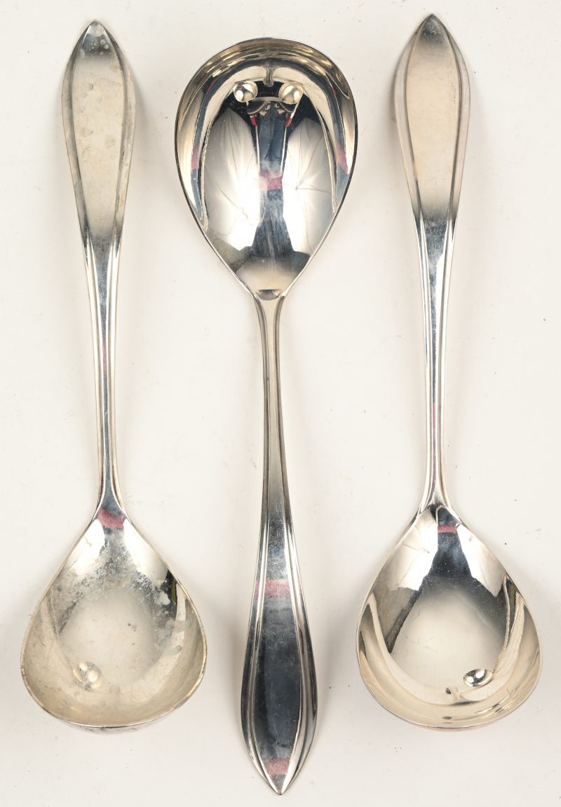 Drie sauslepels van massief zilver. Nederlandse keuren van Van Kempen, tweede gehalte.