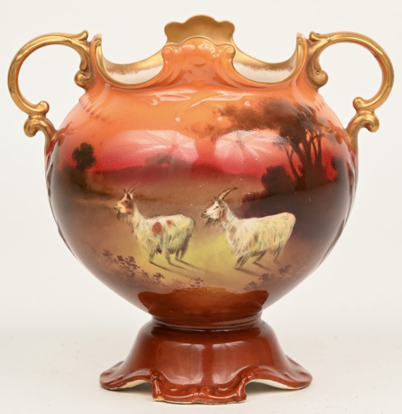 Vaasje van porselein versierd met twee geitjes in een landschap.