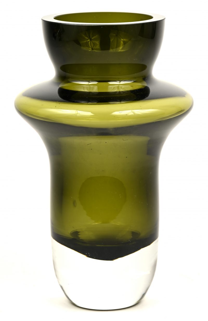 Een design vaas in groen en wit glas.
