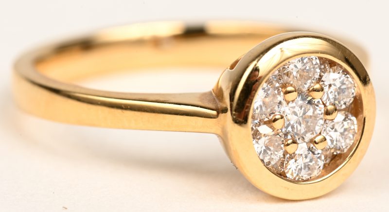 Een 18 K witgouden ring bezet met briljanten met een gezamenlijk gewicht van +- 0,46 ct.
