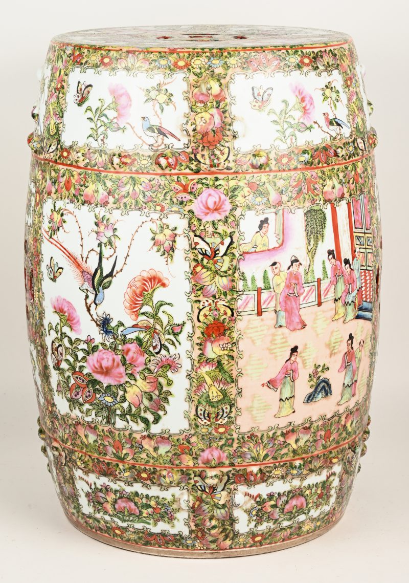 Een tuintabouret van Chinees porselein met een Canton decor van personages, bloemen en vogels in uitsparingen.