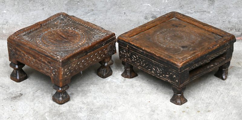 Twee kleine vierkante sokkeltjes van gebeeldhouwd hout. Op vier poten. Zuid-Oost-Azië, XIXe eeuw.