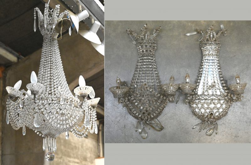 Een kristallen sac-à-perles luchter met zes externe lichtpunten en twee bijpassende wandlichten (één interne spiegel manco). Lodewijk XVI-stijl.